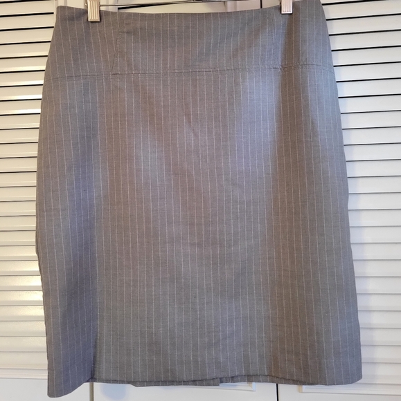 Gray with white pinstriped skirt. Slit on the back. Very classic. Size 10 - Picture 2 of 10